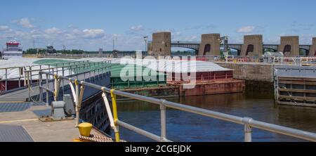 Schleusentore Öffnung: Ausgangstore schwingen nach innen, so dass ein Schleppboot drei Reihen von überdachten Lastkähne durch eine Schleuse auf dem Mississippi führen kann Stockfoto