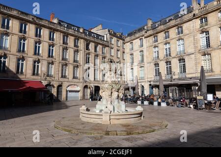 Bordeaux, Frankreich: 22. Februar 2020: Platz des Parlaments mit Brunnen Stockfoto