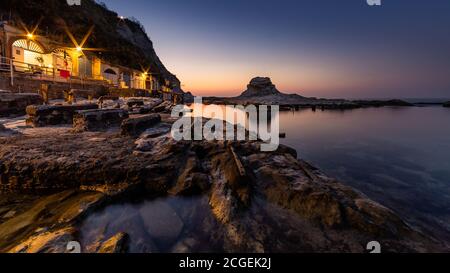 Passetto Strand mit typischen Fischerhöhlen in Ancona - Marken - Italien, bei Sonnenuntergang Stockfoto