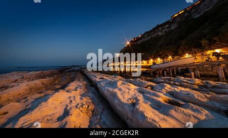 Passetto Strand mit typischen Fischerhöhlen in Ancona - Marken - Italien, bei Sonnenuntergang Stockfoto