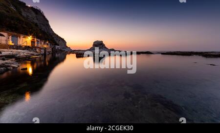 Passetto Strand mit typischen Fischerhöhlen in Ancona - Marken - Italien, bei Sonnenuntergang Stockfoto