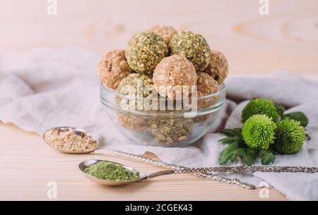 Matcha grüner Tee Datum Granola Früchte Energie Bälle Stockfoto