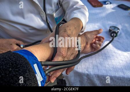 Der Arzt misst den Blutdruck des Patienten in der Wirkung der Diabetes-Kontrolle. Stockfoto