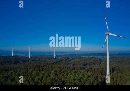 Bayerische Landschaft mit Windturbinen vor den Alpen mit Nebel am Morgen, kurz nach Sonnenaufgang in Marktoberdorf, Deutschland, 9. September 2020. © Peter Schatz / Alamy Live News Stockfoto