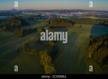 Bayerische Landschaft vor den Alpen mit Nebel am Morgen, kurz nach Sonnenaufgang in Marktoberdorf, Deutschland, 9. September 2020. © Peter Schatz / Alamy Live News Stockfoto