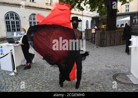 München, Deutschland. September 2020. Das Modell Papis Loveday zeigt sich auf der 'Movie meets Media' 2020 mit Director's Cut-Talk auf der Praterinsel. Quelle: Felix Hörhager/dpa/Alamy Live News Stockfoto