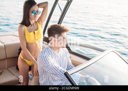 Das junge Paar Navigieren auf einer Yacht Stockfoto