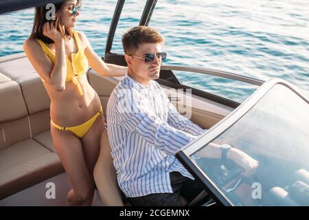 Das junge Paar Navigieren auf einer Yacht Stockfoto