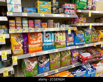 Orlando, FL/USA-5/8/20: Eine Ausstellung einer Vielzahl von Hunde- und Katzenfutter in einem Walgreens Drogeriegeschäft, das auf die Kunden wartet, um sie zu kaufen. Stockfoto