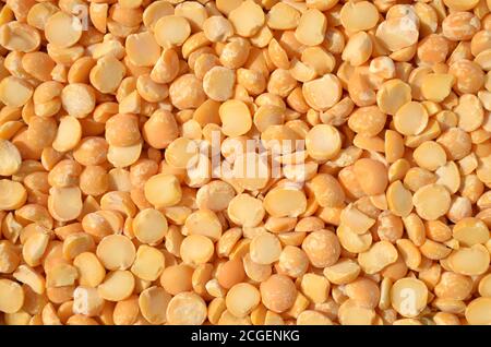 Trockene Erbsen als Hintergrundstruktur. Nahaufnahme, Draufsicht Stockfoto
