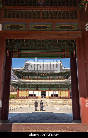 Die Geunjeong-jeon oder Thronhalle, betrachtet vom dritten inneren Tor, das Geunjeongmun am Gyeongbokgung Palast in Seoul, Südkorea genannt wird. Der Gyeongbokgung Palast war der wichtigste königliche Palast der Kaiser der Joseon-Dynastie. Stockfoto