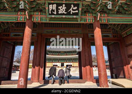 Die Geunjeong-jeon oder Thronhalle, betrachtet vom dritten inneren Tor, das Geunjeongmun am Gyeongbokgung Palast in Seoul, Südkorea genannt wird. Der Gyeongbokgung Palast war der wichtigste königliche Palast der Kaiser der Joseon-Dynastie. Stockfoto