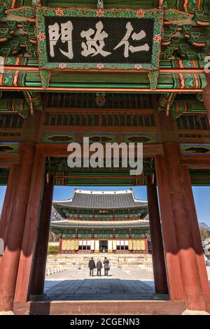 Die Geunjeong-jeon oder Thronhalle, betrachtet vom dritten inneren Tor, das Geunjeongmun am Gyeongbokgung Palast in Seoul, Südkorea genannt wird. Der Gyeongbokgung Palast war der wichtigste königliche Palast der Kaiser der Joseon-Dynastie. Stockfoto