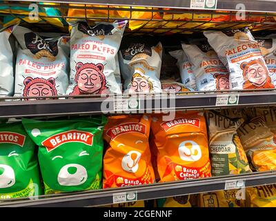 Orlando, FL/USA-5/10/20: Eine Ausstellung von Kartoffel, Paleo Puffs und Bearitos Chips in einem Whole Foods Market Lebensmittelgeschäft. Stockfoto