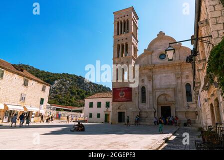 Hvar Kroatien - 16. August 2020: Hauptplatz der Stadt Hvar mit Spaziergänger. Dalmatien Region, Kroatien. Stockfoto