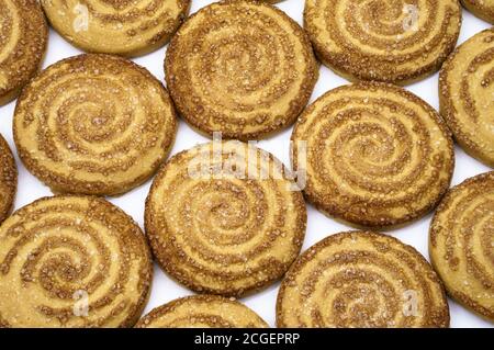 Gekräuselte Kekse mit Zucker, runde Kekse auf weißem Hintergrund, runde Kekse mit Zucker bestreut Stockfoto