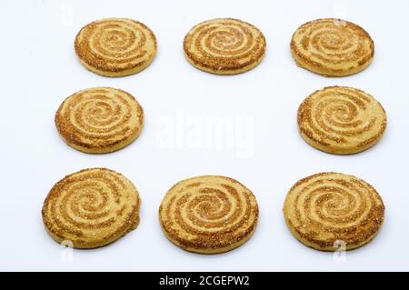Gekräuselte Kekse mit Zucker, runde Kekse auf weißem Hintergrund, runde Kekse mit Zucker bestreut Stockfoto