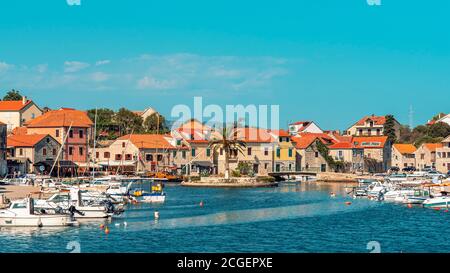 Dorf Vrboska an der Nordküste der Insel Hvar in Dalmatien, Kroatien. Stockfoto