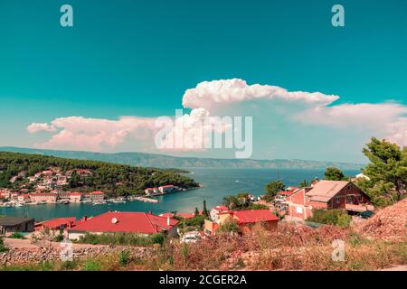 Schöne Aussicht auf Jelsa Dorfbucht mit blauem Himmel und Wolken, Insel Hvar, Kroatien. Stockfoto