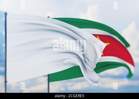 Weiße Flagge auf Fahnenmast winkt im Wind und Flagge von Suriname. Nahaufnahme, 3D-Illustration. Stockfoto