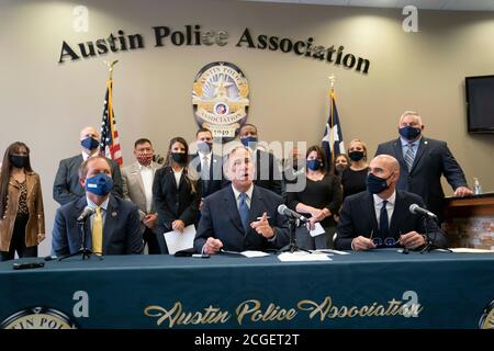 Austin, TX USA 10. September 2020: Der Gouverneur von Texas, Greg Abbott, c, wird von dem republikanischen Generalstaatsanwalt Ken Paxton, L, und dem Sprecher des Repräsentantenhauses, Dennis Bonnen, flankiert und hält eine Pressekonferenz mit Führern der Polizeivereinigung von Austin ab, um einen Plan zur Bestrafung von Städten in Texas, die die Polizeiausgaben senken, anzukündigen. Abbott bat auch staatliche Gesetzgeber und Kandidaten für ein Amt, eine Zusage zu unterschreiben, die Polizei mit dem Hashtag #TexasBackstheBlue unterstützt. Kredit: Bob Daemmrich/Alamy Live Nachrichten Stockfoto