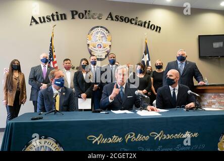 Austin, TX USA 10. September 2020: Der Gouverneur von Texas, Greg Abbott, c, wird von dem republikanischen Generalstaatsanwalt Ken Paxton, L, und dem Sprecher des Repräsentantenhauses, Dennis Bonnen, flankiert und hält eine Pressekonferenz mit Führern der Polizeivereinigung von Austin ab, um einen Plan zur Bestrafung von Städten in Texas, die die Polizeiausgaben senken, anzukündigen. Abbott bat auch staatliche Gesetzgeber und Kandidaten für ein Amt, eine Zusage zu unterschreiben, die Polizei mit dem Hashtag #TexasBackstheBlue unterstützt. Kredit: Bob Daemmrich/Alamy Live Nachrichten Stockfoto