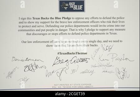 Austin, TX USA 10. September 2020: Unterschriften drängen eine Zahlungsverpflichtung, während der Gouverneur von Texas, Greg Abbott (nicht gezeigt), eine Pressekonferenz mit der Polizei von Austin abhält, um einen Plan zur Bestrafung von Städten in Texas anzukündigen, die die Polizeiausgaben senken. Abbott bat auch staatliche Gesetzgeber und Kandidaten für ein Amt, eine Zusage zu unterschreiben, die Polizei mit dem Hashtag #TexasBackstheBlue unterstützt. Kredit: Bob Daemmrich/Alamy Live Nachrichten Stockfoto