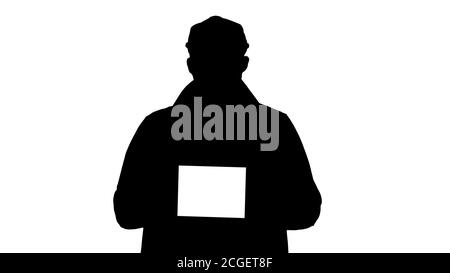 Silhouette Mann zu Fuß und halten Tablet mit weißem Bildschirm Mockup. Stockfoto