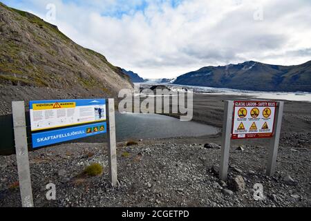 Zwei Hinweisschilder für Warnhinweise und Sicherheitsregeln auf dem Wanderweg zum Fuß des Skaftafellsjökull im Skaftafell Nationalpark, Island. Stockfoto