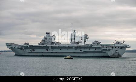 HMS Queen Elizabeth (R08) verließ Portsmouth, Großbritannien am 9. September 2020 für multinationale Marineübungen. Stockfoto