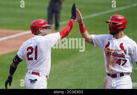 St. Louis, Usa. September 2020. St. Louis Cardinals Yadier Molina, trägt Uniform Nr. 21 zu Ehren von Roberto Clemente, wird zu Hause Platte von Rangel Ravelo gratuliert, nach einem zwei-Lauf-Heimlauf in der zweiten Inning gegen die Detroit Tigers im Busch-Stadion in St. Louis am Donnerstag, 10. September 2020. Foto von Bill Greenblatt/UPI Kredit: UPI/Alamy Live News Stockfoto