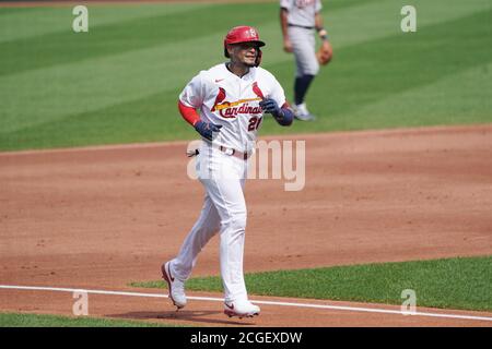 St. Louis, Usa. September 2020. St. Louis Cardinals Yadier Molina, trägt Uniform Nr. 21 zu Ehren von Roberto Clemente, trabt nach Hause nach einem zwei-Lauf-Heimlauf in der zweiten Inning gegen die Detroit Tigers im Busch-Stadion in St. Louis am Donnerstag, 10. September 2020. Foto von Bill Greenblatt/UPI Kredit: UPI/Alamy Live News Stockfoto