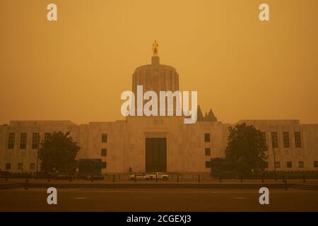 Das Oregon State Capitol während der Waldbrände am Riverside und Beachie Creek, gesehen am Donnerstag Morgen, 10. September 2020. Stockfoto