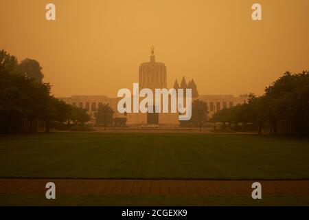 Das Oregon State Capitol während der Waldbrände am Riverside und Beachie Creek, gesehen am Donnerstag Morgen, 10. September 2020. Stockfoto