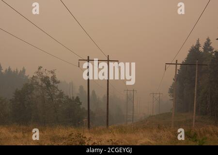 Stromleitungen in dichtem Rauch von Waldbränden in der Nähe, in Eugene, Oregon, USA. Stockfoto