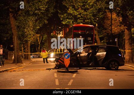 Muswell Hill, Barnett, London, Großbritannien. September 2020. Die Polizei hat die Muswell Hill Road (B550) nach einem Autounfall in der Nähe des Zentrums von Muswell Hill geschlossen. Ein Paar wurde visuell erschüttert gesehen. Die Polizei ermittelt derzeit die Unfallursache. Quelle: Byron Kirk/Alamy Live News Stockfoto