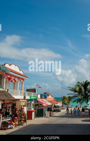 Straßenbild der 5th Avenue in Playa del Carmen an der Riviera Maya bei Cancun im Bundesstaat Quintana Roo, Mexiko. Stockfoto