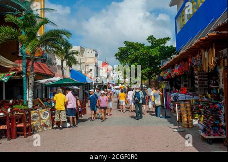 Straßenbild der 5th Avenue in Playa del Carmen an der Riviera Maya bei Cancun im Bundesstaat Quintana Roo, Mexiko. Stockfoto