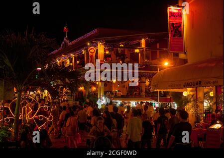 Straßenszene der 5th Avenue bei Nacht mit dem La Parrilla Mexican Restaurant in Playa del Carmen an der Riviera Maya in der Nähe von Cancun im Bundesstaat Quinta Stockfoto