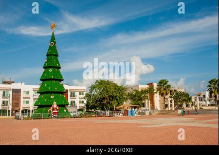 Der Stadtplatz mit Weihnachtsschmuck in Playa del Carmen an der Riviera Maya in der Nähe von Cancun im Bundesstaat Quintana Roo, Mexiko. Stockfoto