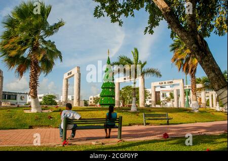 Der Stadtplatz mit Weihnachtsschmuck in Playa del Carmen an der Riviera Maya in der Nähe von Cancun im Bundesstaat Quintana Roo, Mexiko. Stockfoto