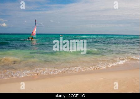 Menschen segeln am weißen Sandstrand in Playa del Carmen an der Ostküste der Halbinsel Yucatan Das Karibische Meer im Bundesstaat Quintana Stockfoto