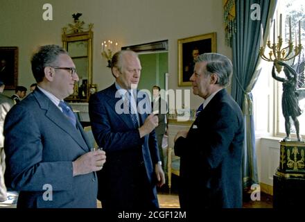 Foto von Außenminister Henry Kissinger, Präsident Gerald R. Ford, und Bundeskanzler Helmut Schmidt der Bundesrepublik Deutschland sprechen im Blauen Zimmer bei einem Empfang nach der Staatlichen Begrüßungszeremonie für Bundeskanzler Schmidt Stockfoto