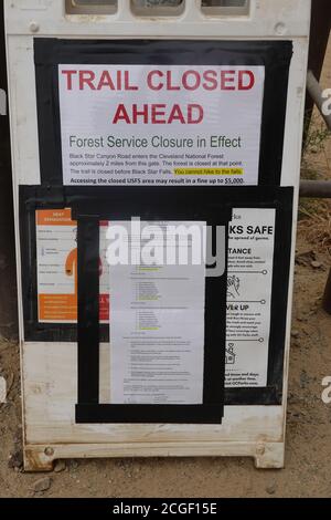 Trail geschlossen Schild in Kalifornien wegen des hohen Feuers Risiko Stockfoto