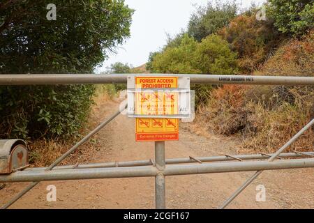 Trail geschlossen Schild in Kalifornien wegen des hohen Feuers Risiko Stockfoto