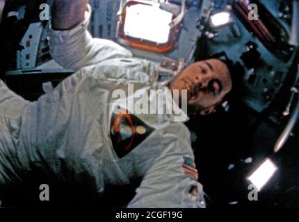 (21-27 Dez. 1968) - - - Astronaut William A. Anders, Lunar Module Pilot, ist während intravehicular Aktivität (IVA) auf der Apollo 8 Lunar Orbit Mission gezeigt. Diese noch gedruckt wurde aus Film Film durch einen Onboard 16mm Motion Picture Kamera aufgenommen. Stockfoto