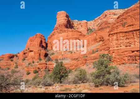 Blick auf Courthouse Butte vom Wanderweg rund um Bell Rock und Courthouse Butte in Sedona, Arizona, USA. Stockfoto