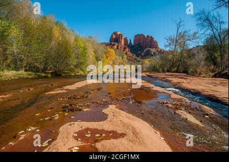 Blick auf Cathedral Rock von Red Rock Crossing (Oak Creek) in der Nähe von Sedona, Arizona, USA. Stockfoto