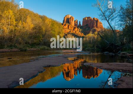 Cathedral Rock spiegelt sich im Wasser bei Red Rock Crossing (Oak Creek) in der Nähe von Sedona, Arizona, USA. Stockfoto