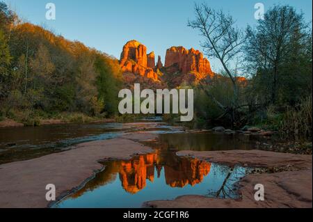 Cathedral Rock spiegelt sich im Wasser bei Red Rock Crossing (Oak Creek) in der Nähe von Sedona, Arizona, USA. Stockfoto